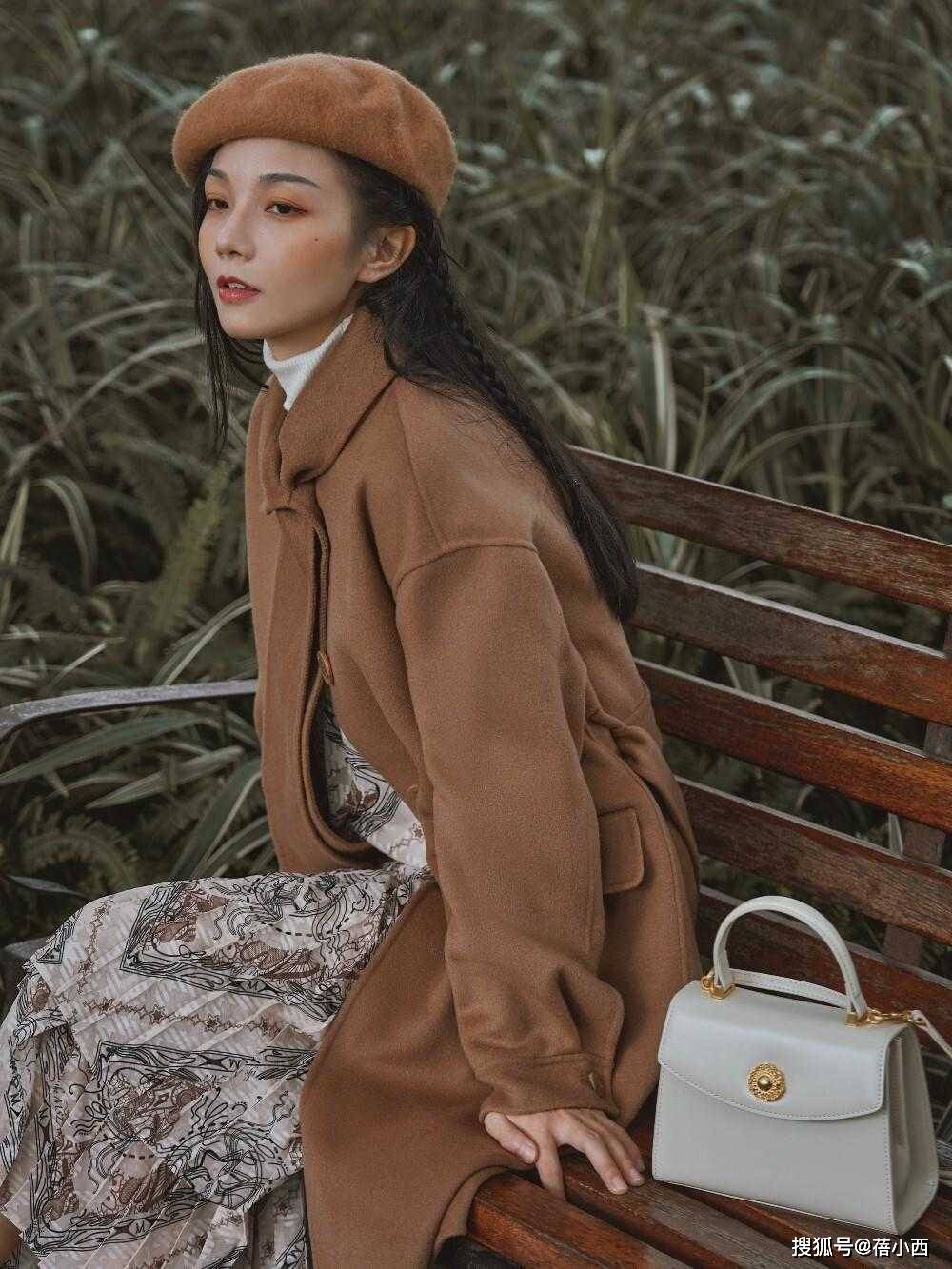 塑造出 秋冬大衣建议少穿黑白灰，试试这2种“高级色”，时髦又显气质