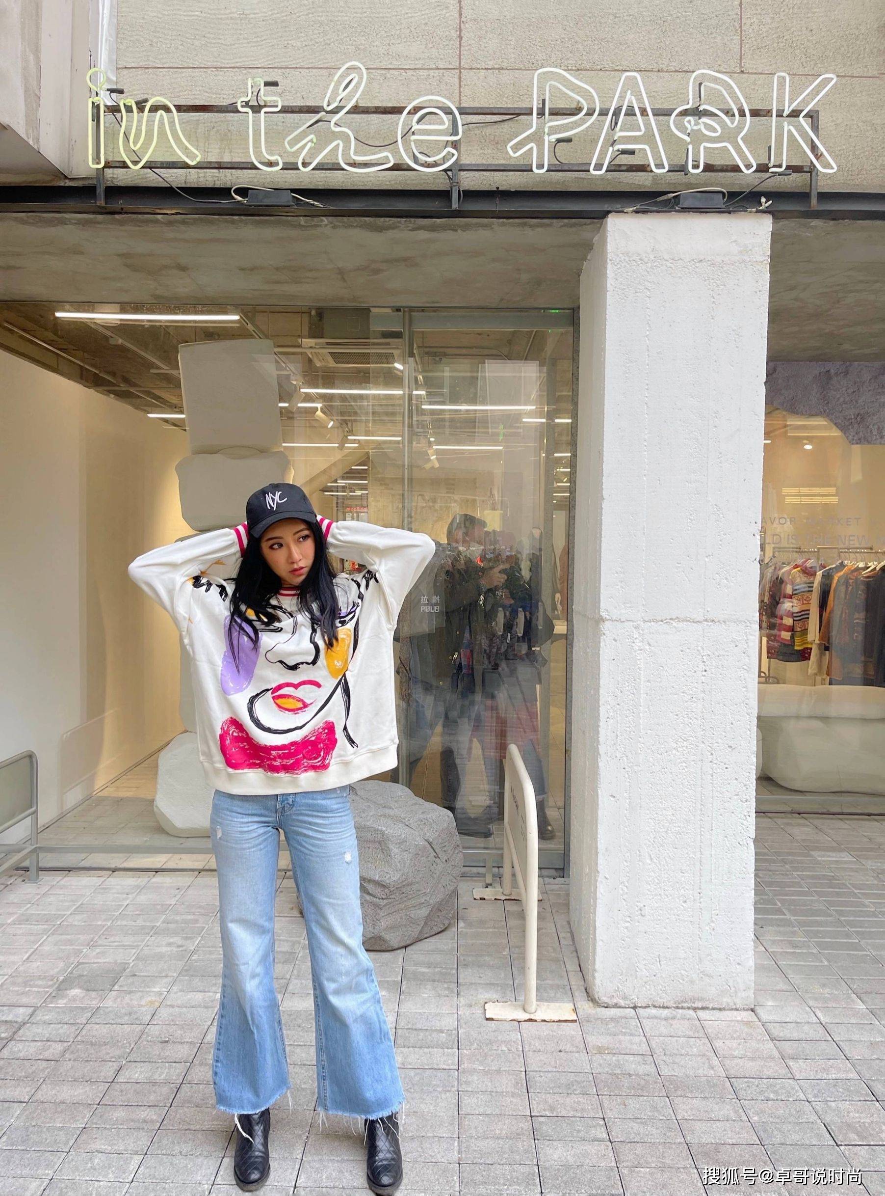 姐妹 不愧是周玲安,简约无奇的抹胸背心,一样穿出有料的身姿