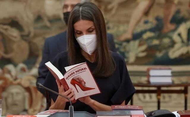 费利佩 西班牙国王夫妇耳鬓厮磨！48岁莱后成衣架子，裹铅笔裙秀迷人身段