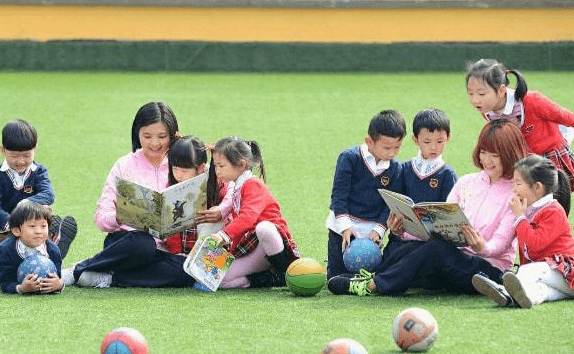 家长|幼儿园“变相”打听家底，让学生与车合影，不料被家长一眼识破