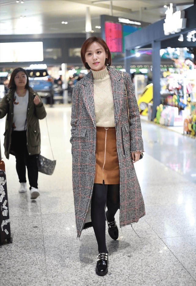 叶一茜 叶一茜快40岁了还不注意保暖，穿大衣配短裤露腿，还好靴子足够长