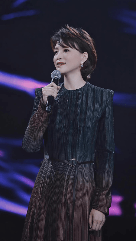 美人 董卿也是岁月不败美人!穿渐变裙透着温婉优雅感,47岁状态真不错