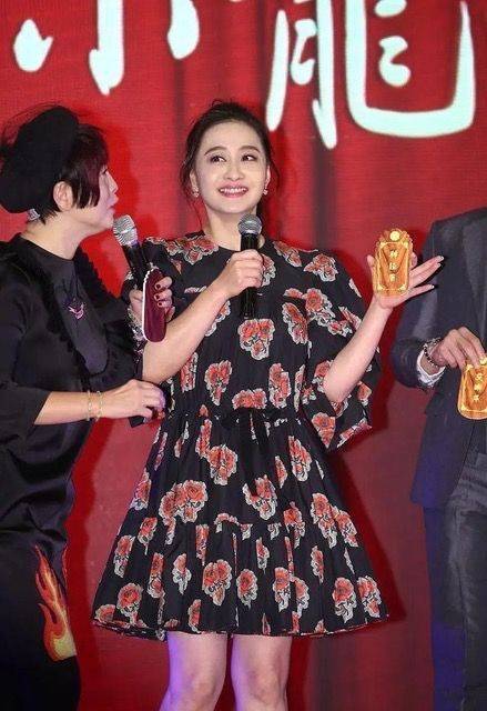 整体 陈德容很懂往“嫩”了打扮,穿及臀裙还绑灯笼辫,47看起来像27岁