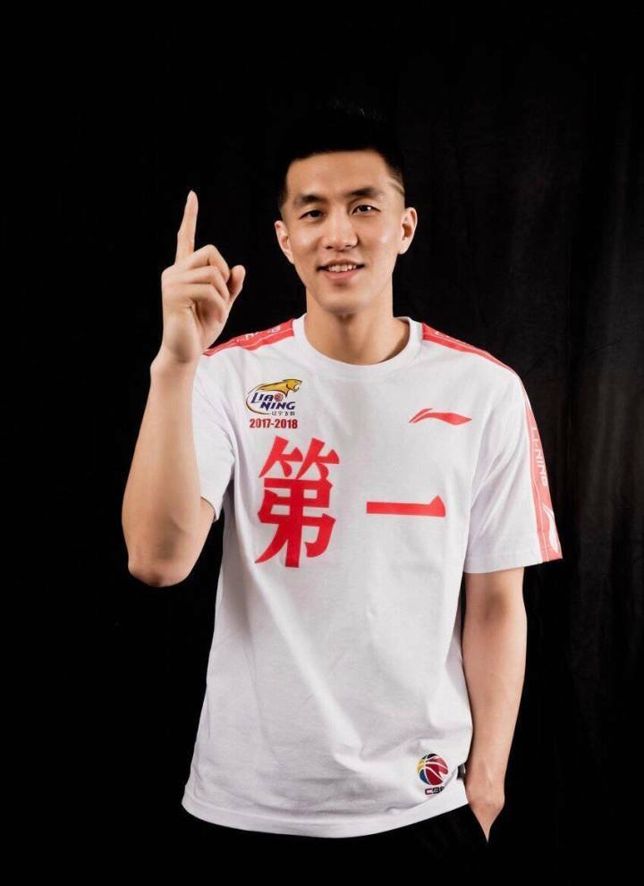 郭艾伦穿乔丹战靴,恢复训练!大侄子还是那么逗,拍新段子很搞笑