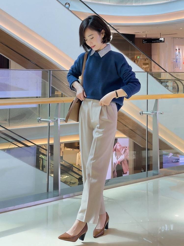 颜色 针织毛衣怎么选？简约红色圆领针织毛衣+修身牛仔裤，显白又耐看