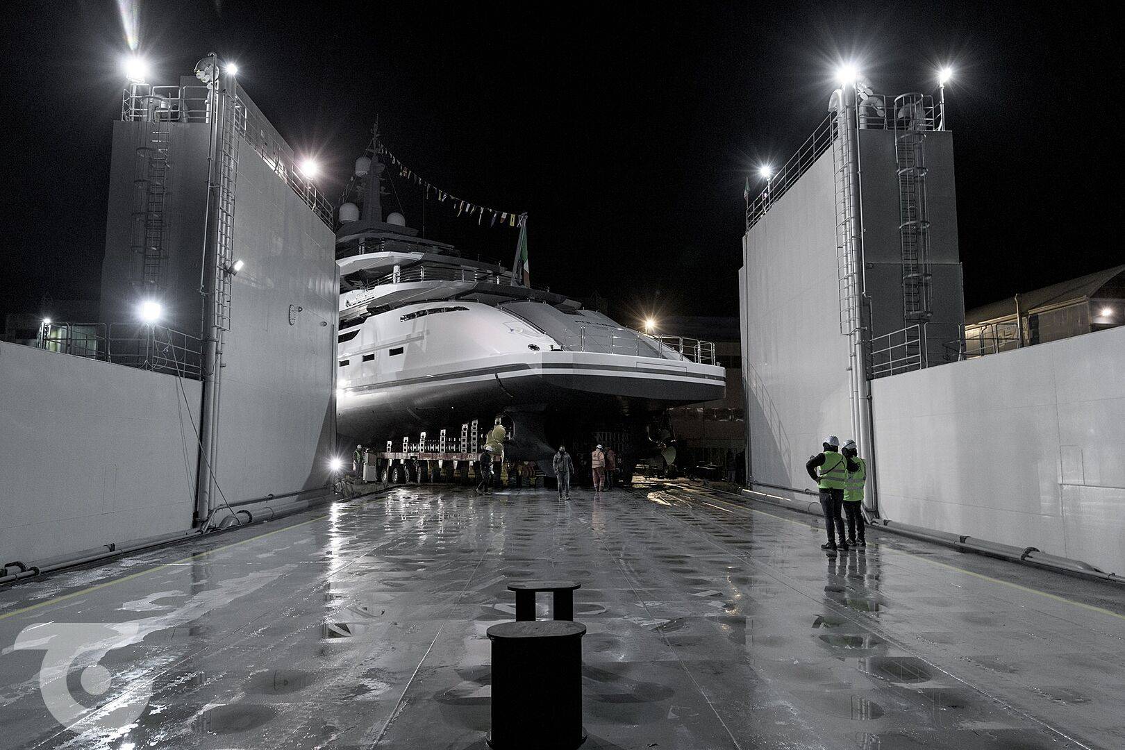 神秘富豪船主镶嵌水晶,镶嵌铜的破冰超级游艇内