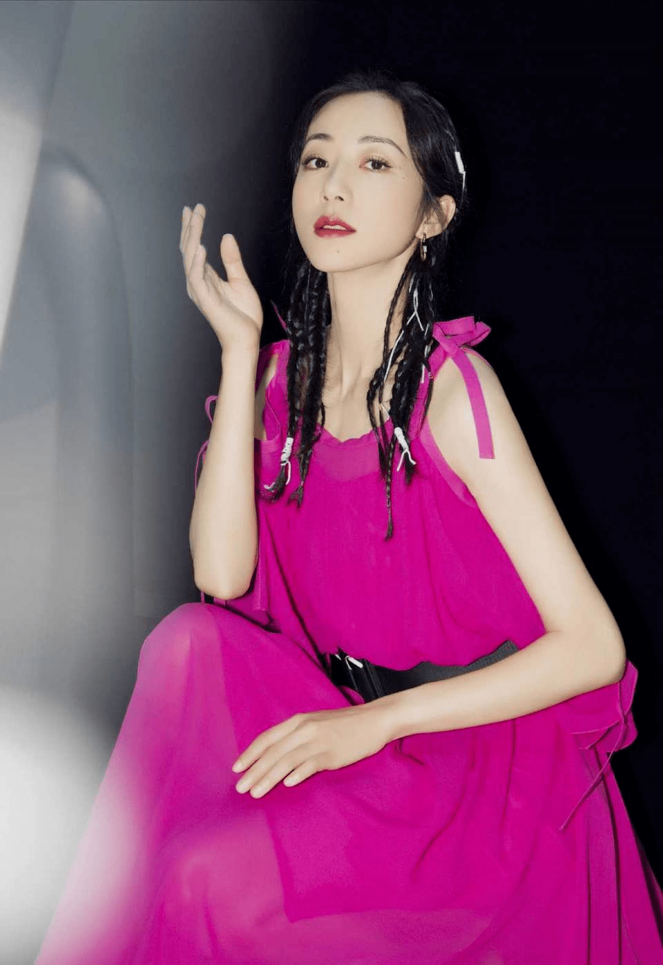 女神 韩雪的高级感真不是装的，穿灰色大衣配蓝围巾优雅温柔，怪美的