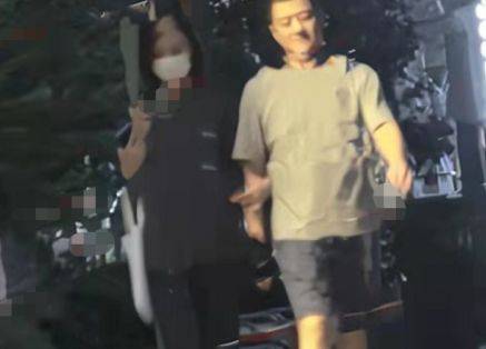 女友|李亚鹏坐地上啃汉堡!两鬓微白大口吞咽,自曝每天都会与女友约会