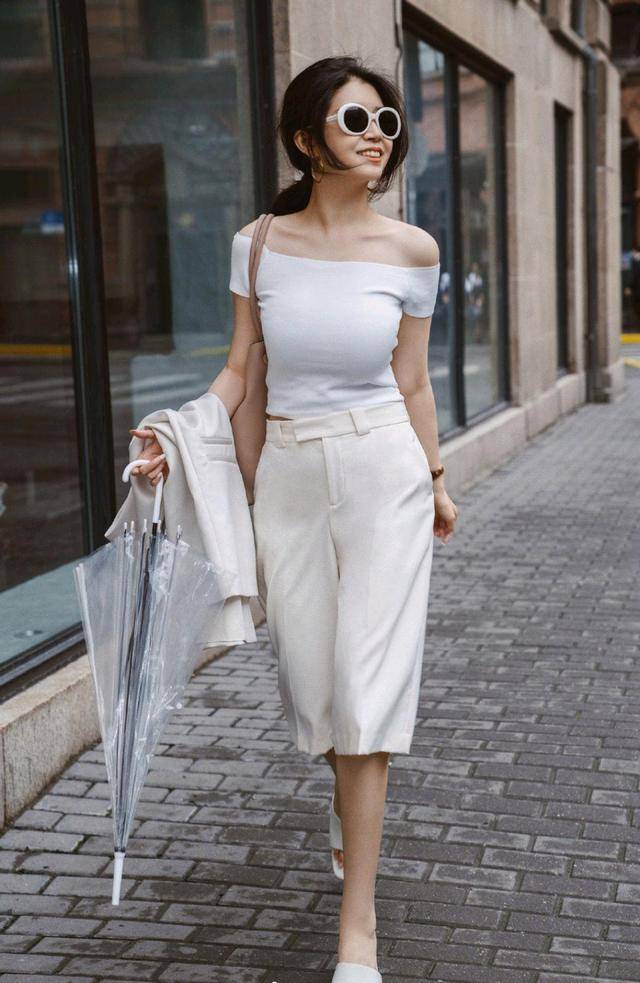 三木 三木博主太会穿！黑丝绒上衣配白色长裤高级精致，复古摩登又时髦