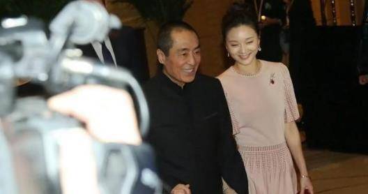 一身 陈婷与张艺谋共出席活动，穿扮成熟优雅显气质，不愧是大导演太太