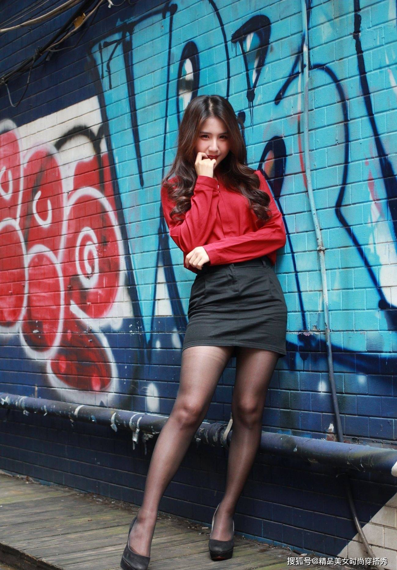 设计 红色衬衫搭配黑色包臀裙，优雅又知性，绽放女性魅力