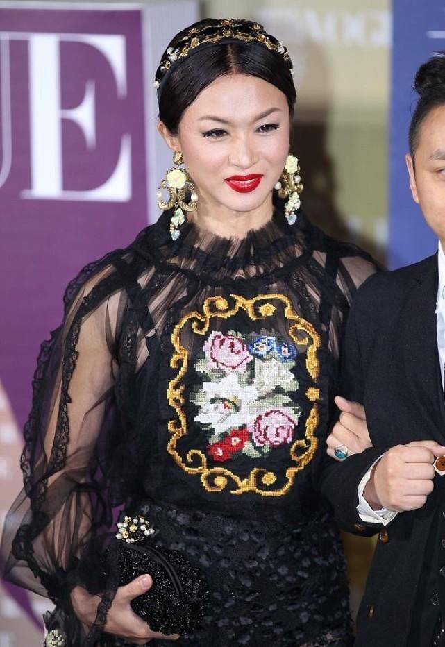 刺绣 金星长相看着有点“刻薄”，但打扮起来还挺美的，不愧是舞蹈家