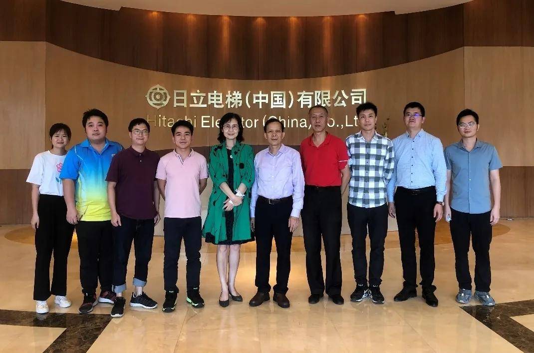 与环境工程系主任张薇,副主任何国宁和袁星华及部分电梯专业骨干教师