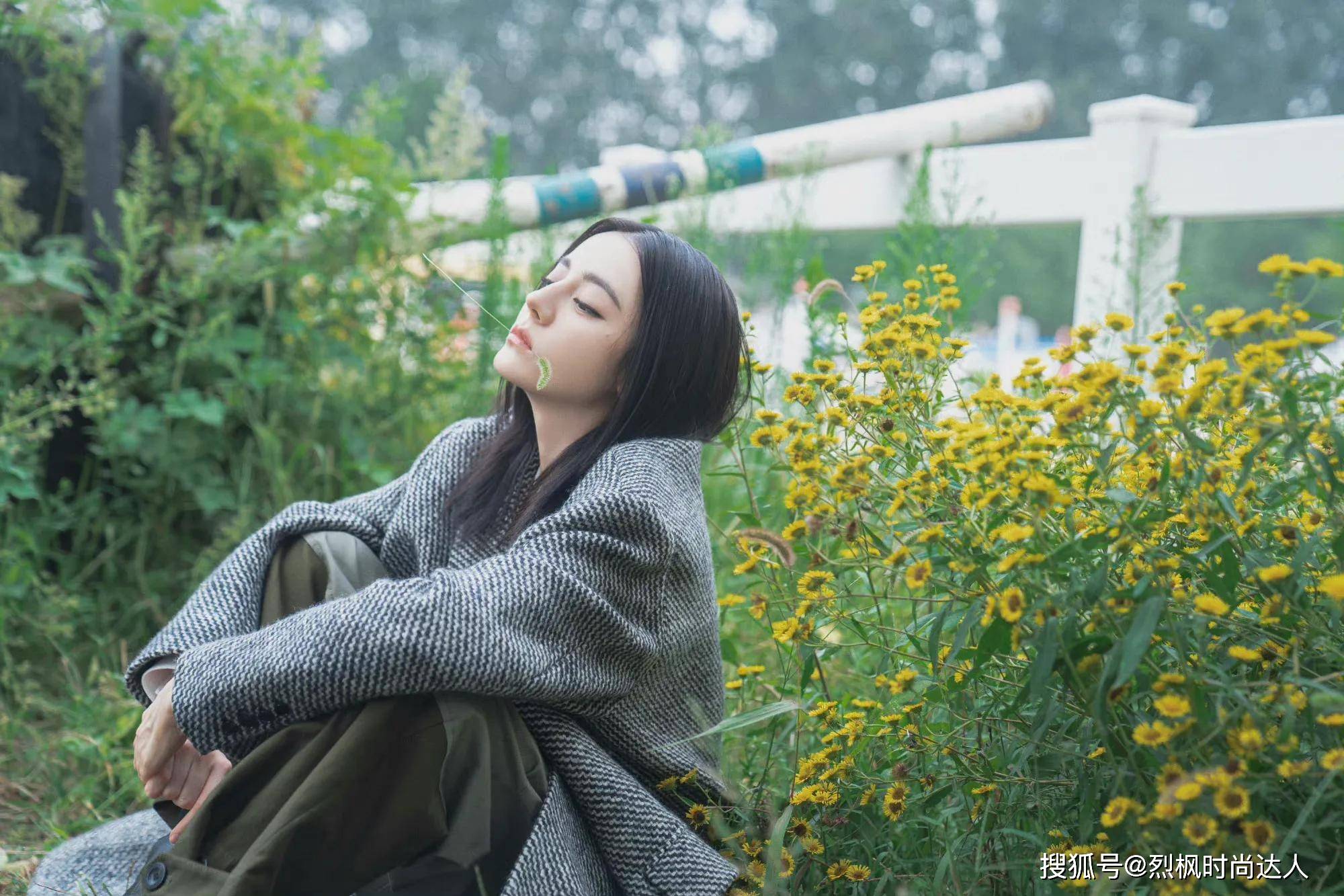 风衣 迪丽热巴秋冬男友感大片，西装、风衣、棒球帽，演绎酷girl时尚