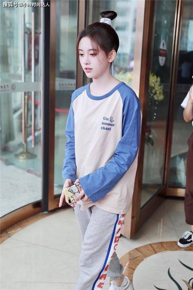 鞠婧祎久违现身穿t恤运动裤依旧美成画中人颜值高就是任性