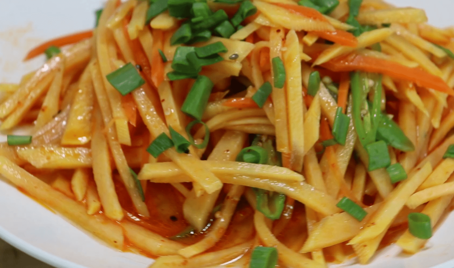 原创这道红薯丝凉拌菜口感非常好吃起来开胃下饭美味可口