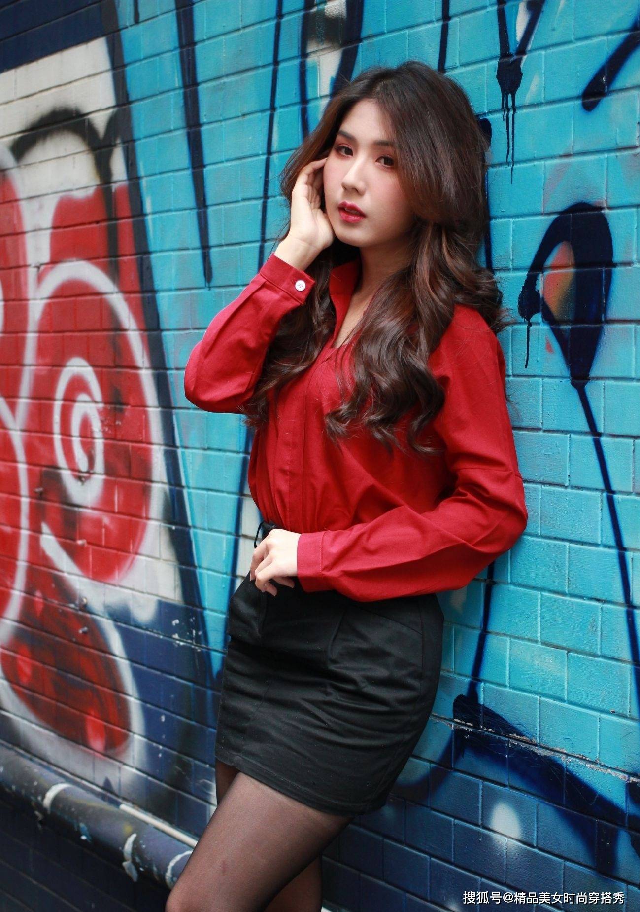 设计 红色衬衫搭配黑色包臀裙，优雅又知性，绽放女性魅力