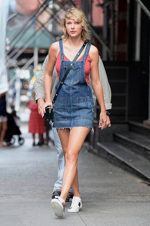 进行 “背带裙”里怎么搭衣服好看？夏季流行这样搭，减龄时髦又高级