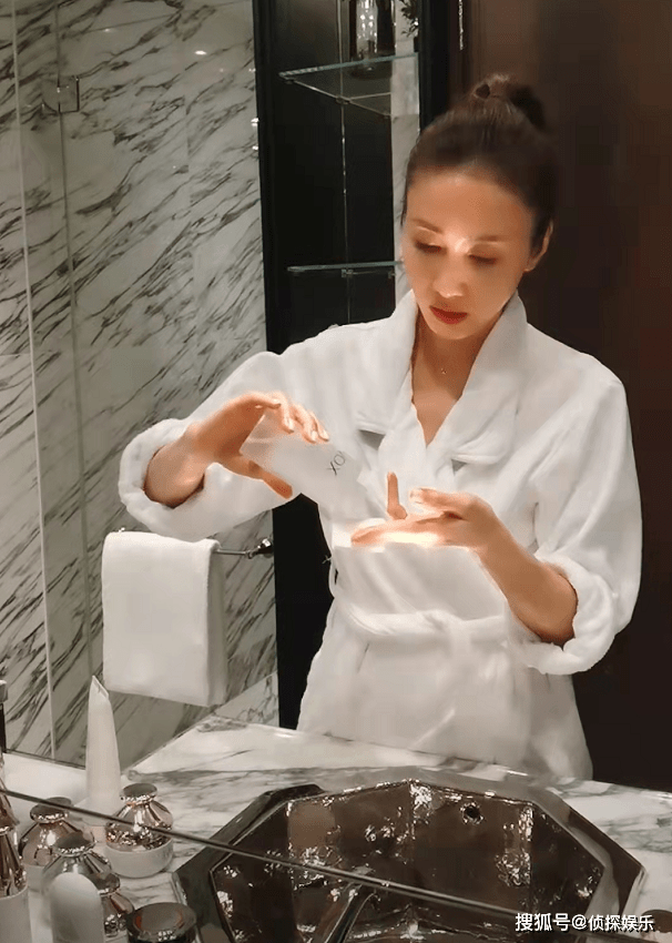 自律岁月不败美人！50岁黎姿在线卸妆，素颜出镜皮肤紧致冻龄肌抢镜