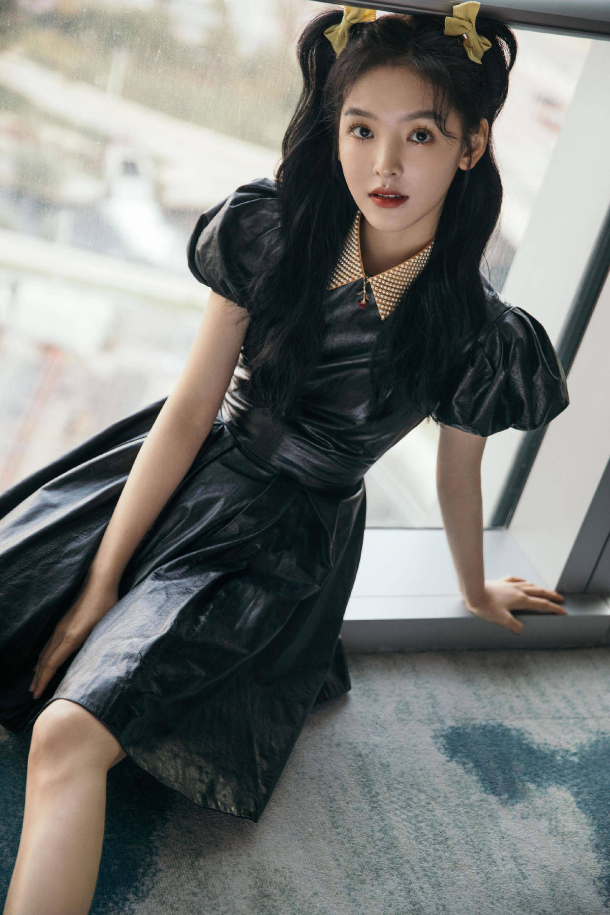 原创章若楠的私服搭配好惊艳穿黑色羊羔绒卫衣配牛仔裤又飒又美