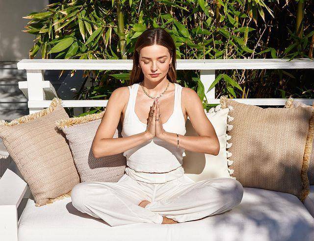 曲线 维密天使米兰达·可儿,穿黄裙子娇俏可爱,看不出38岁了