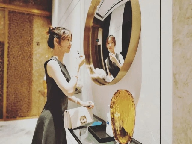 章泽天 章泽天近照曝光！穿紧身裤参加朋友生日会，合影秀翘臀抢主角风头