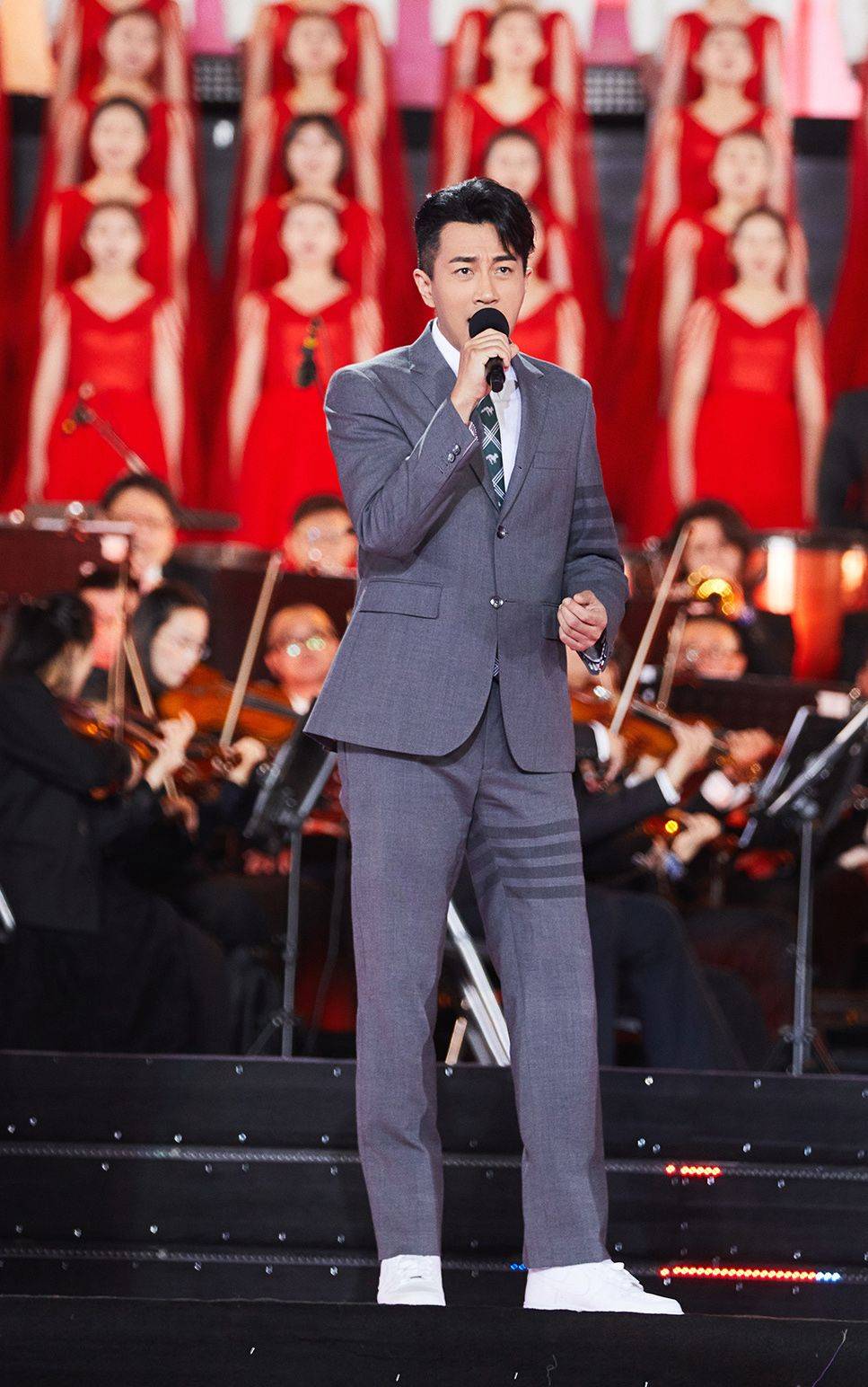 原创刘恺威气质真好穿一身黑还很活力47岁看着也像小鲜肉