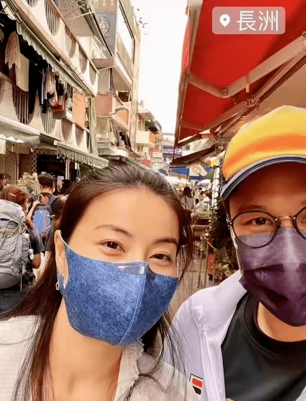 休闲风 真羡慕郭晶晶！霍启刚不摆豪门架子，穿休闲装带女儿为老婆买珠宝