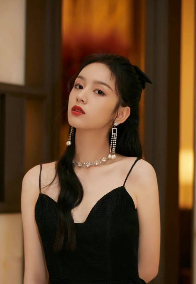 造型周也侯明昊合作新剧，黑袍造型霸气拉满，各种风格都能驾驭