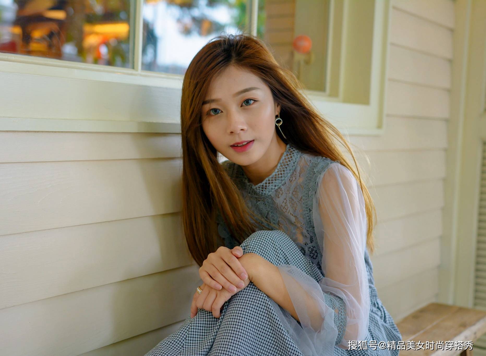 帆布鞋 灰色的蕾丝上衣尽显甜美韩范，网纱拼接灯笼袖时尚减龄有气质