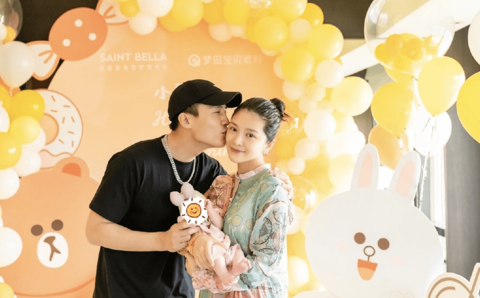 网友王灿拍变装视频，与老公全黑装束又酷又飒，被杜淳紧搂怀中好般配