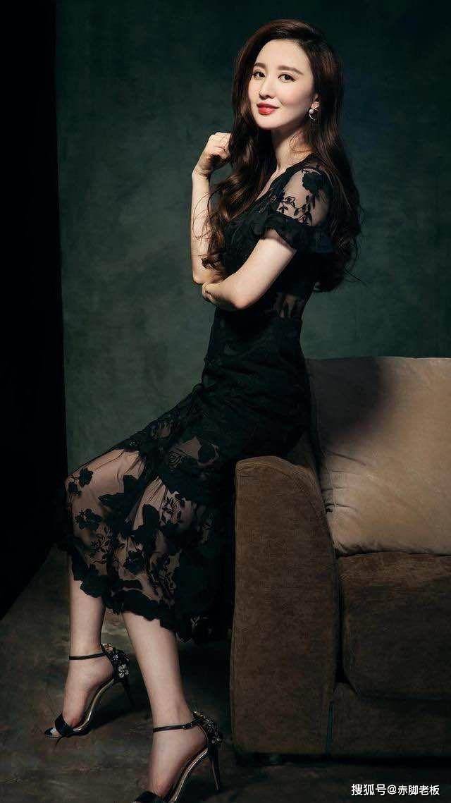 张萌 张萌气质太好了，显老的蕾丝裙，她穿着却像“少女”，很减龄！