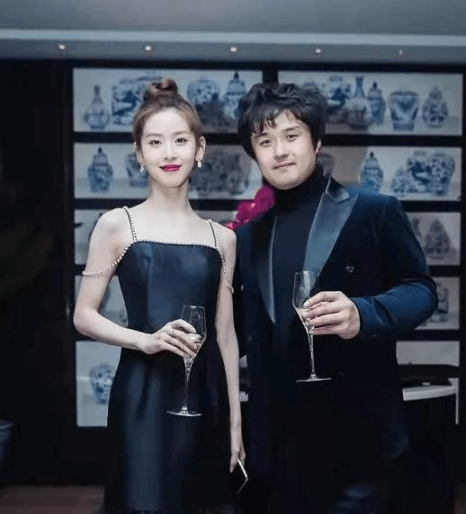 章泽天 章泽天近照曝光！穿紧身裤参加朋友生日会，合影秀翘臀抢主角风头