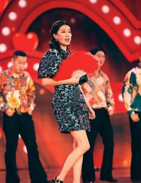 张小斐|张小斐原来是个“时髦精”，穿3000块旗袍上春晚，这腿太长了吧