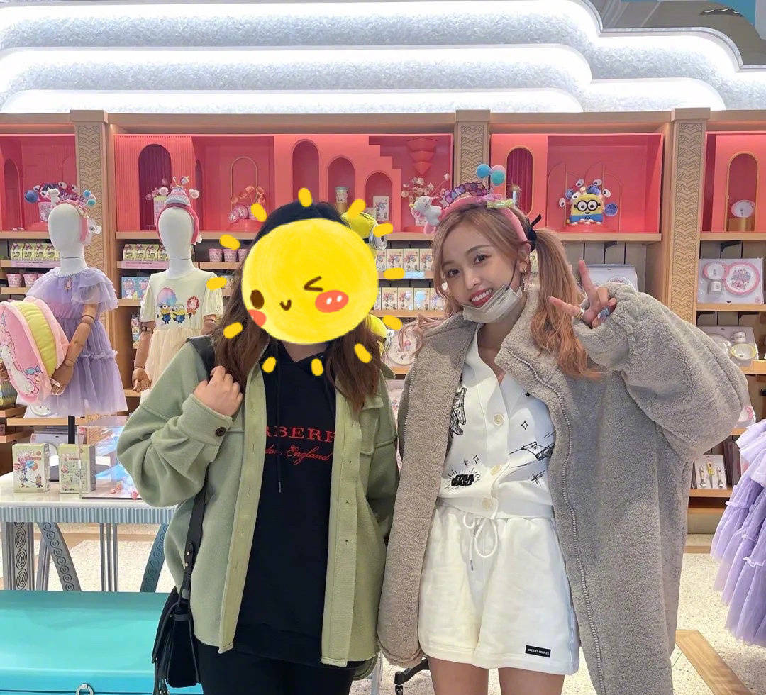 李子璇吴宣仪同游环球影城 被网友偶遇超开心合影