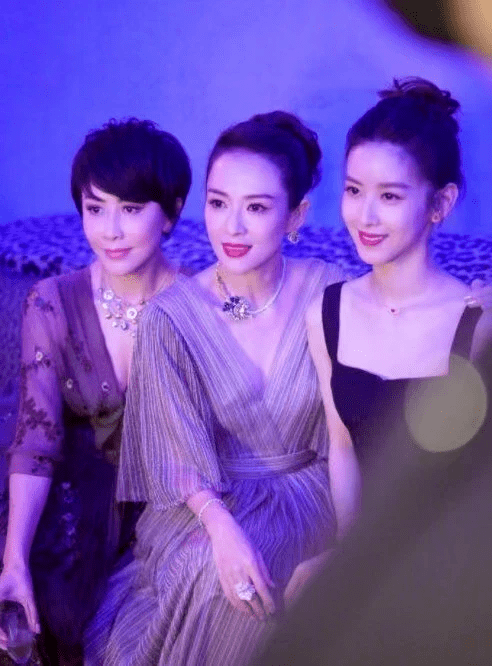 章泽天 章泽天近照曝光！穿紧身裤参加朋友生日会，合影秀翘臀抢主角风头