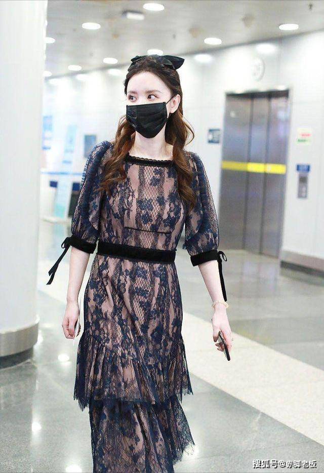 张萌 张萌气质太好了，显老的蕾丝裙，她穿着却像“少女”，很减龄！