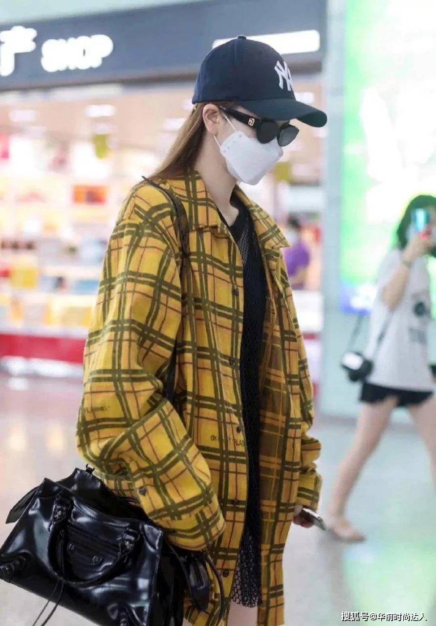 辣妈 戚薇不愧是会穿衣的辣妈,黄色格纹衬衫随性悠闲,配短靴霸气十足