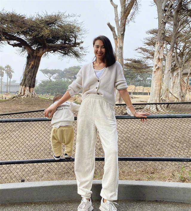 设计 衣服不一定非要买大牌，跟她学穿搭，普通款式也能穿出贵气感