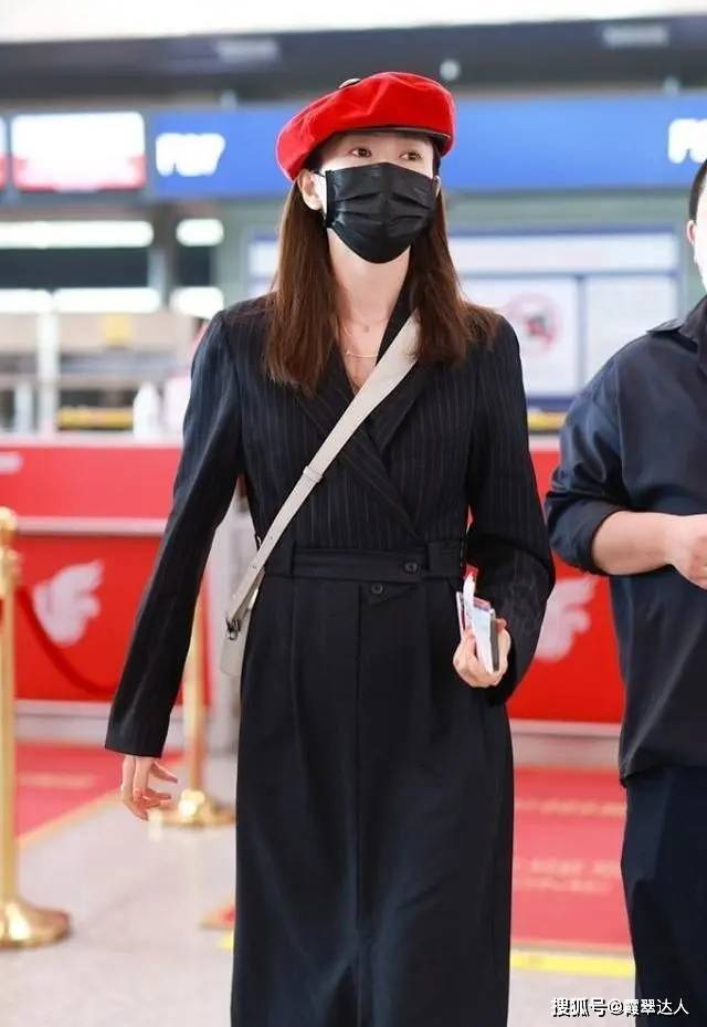 设计 李沁穿西装，下摆塞进裙子里，这种新潮的穿法太好看了