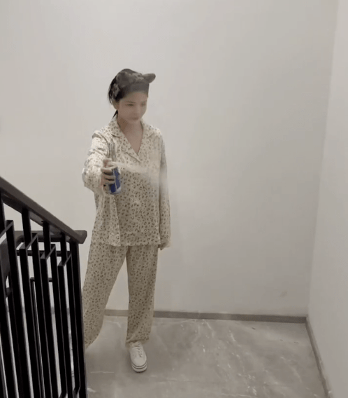 网友王灿拍变装视频，与老公全黑装束又酷又飒，被杜淳紧搂怀中好般配