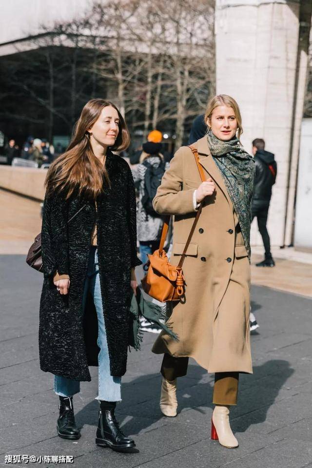 大衣 秋天“大衣+短靴”，不显老不扮嫩，这才是中年女人该有的打扮