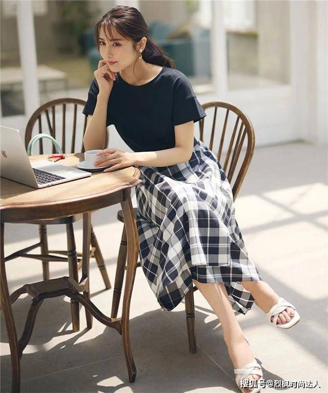 层次感 40岁女人裙子不要穿太短，今年流行这2款半长裙，优雅时髦又减龄