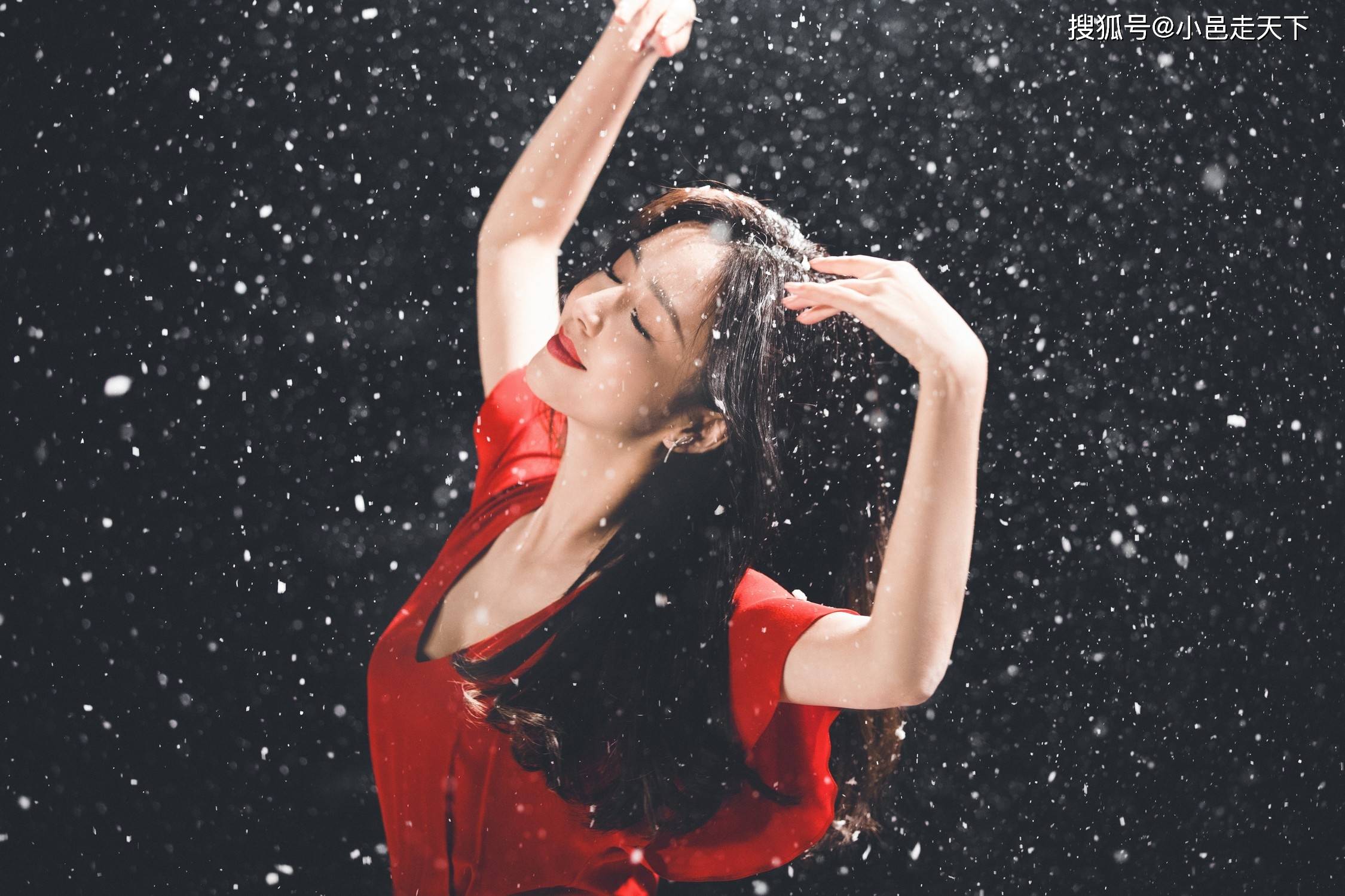 佟丽娅红色长裙性感写真