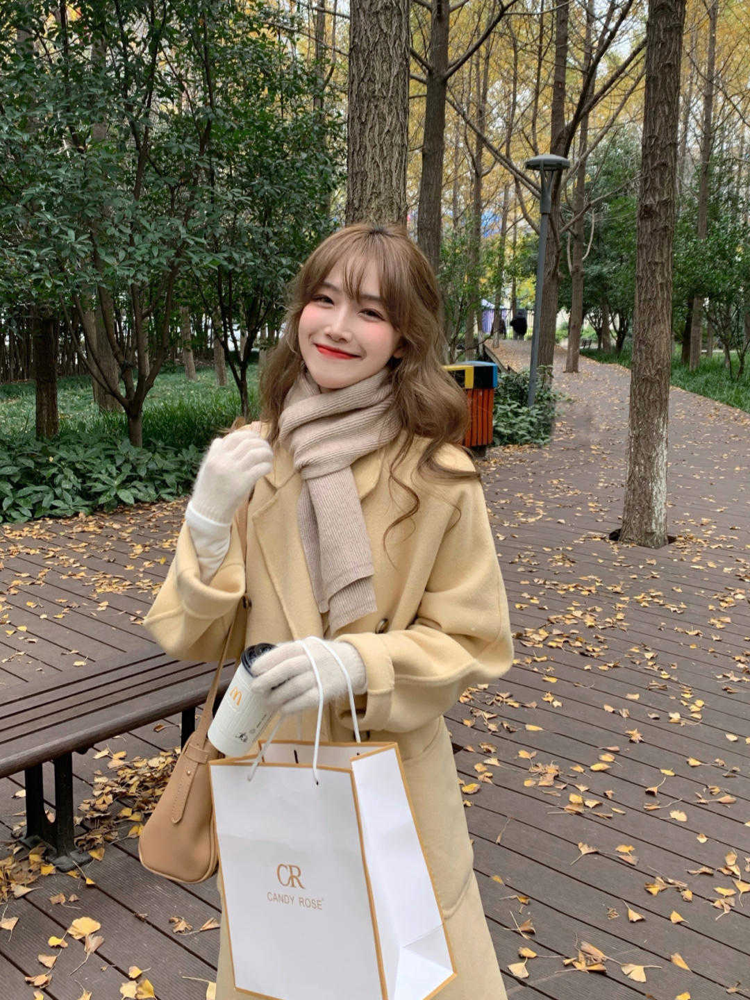 颜色 不露腿的秋冬穿搭来喽，大衣搭配牛仔裤保暖舒适，时髦又显气质