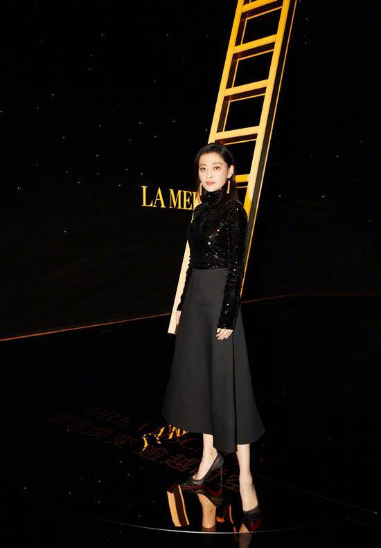 长裤 梅婷新戏杀青心情好,穿衬衫长裤同黄磊比心,黑眼圈比眼影还抢镜