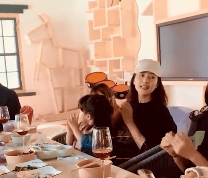 小腹|42岁高圆圆小腹突出疑似二胎，赵又廷：是的，谢谢大家的祝福