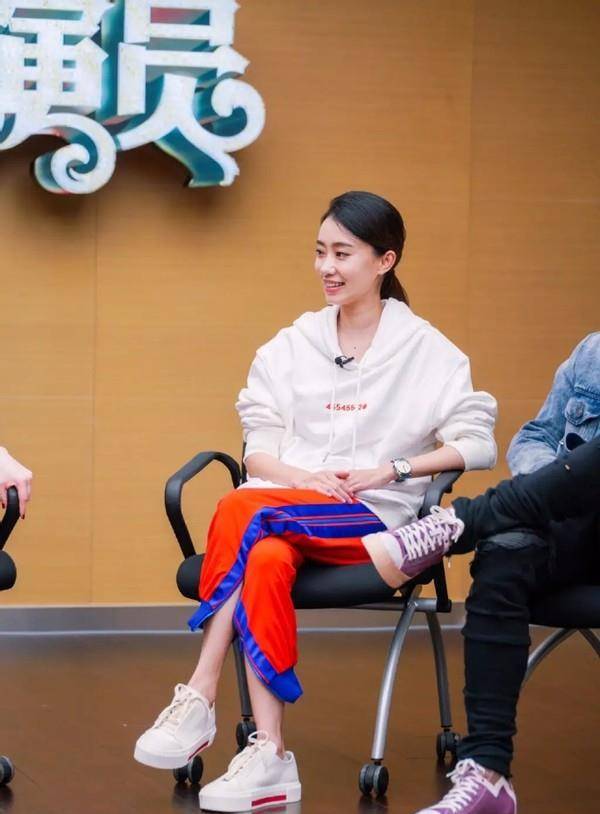 张小斐|张小斐原来是个“时髦精”，穿3000块旗袍上春晚，这腿太长了吧