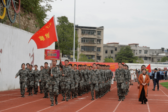 班级|少年与秋色 气势两相高——湘潭凤凰中学2021年体育节盛大举行