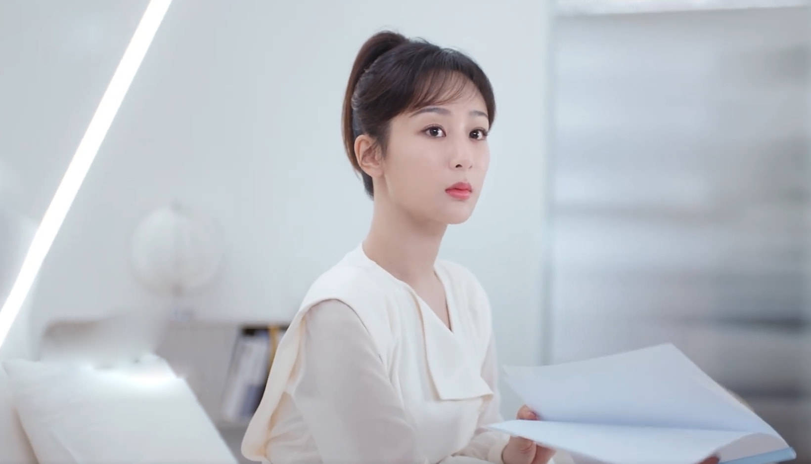 原创杨紫最新的代言大片穿白色低领装扎马尾辫大肆展示眼神魅力